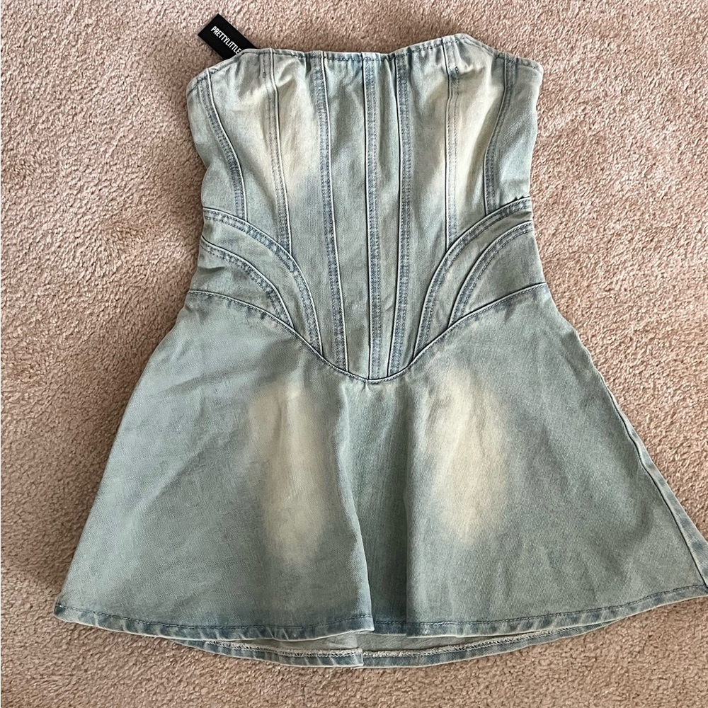 NWT prettylittlething denim dress. Size 4
Color: Light blue wash